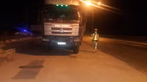 Lái xe cố thủ trên xe vượt tải trọng khi bị kiểm tra