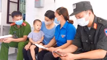 Hai Thượng úy Công an hiến máu cứu bệnh nhi ở tâm dịch Bắc Giang