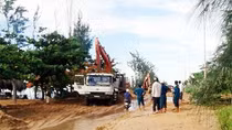 Khối bùn cát khổng lồ tràn xuống đường