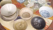 Chàng trai trẻ đam mê gốm sứ cổ