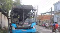 Xe đang chạy bốc cháy, hơn chục hành khách đạp cửa thoát thân