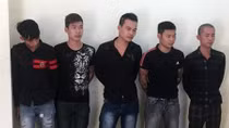 Chủ tiệm cầm đồ cùng đàn em vác dầu luyn pha mắm tôm đi đòi nợ