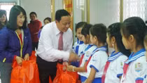 Sẽ tặng sổ tiết kiệm, học bổng, quà cho trẻ em nghèo 