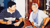 Ông già bá đỏ, người anh hùng lưng trần, chân đất