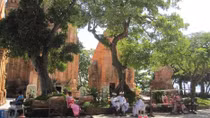Trẩy hội trên tháp cổ ngàn năm