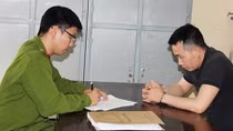 Dán quảng cáo cho vay tiền không thế chấp để lừa đảo các tiểu thương