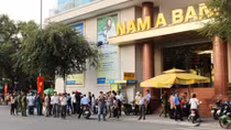 Đưa quan tài đến trước ngân hàng gây náo loạn