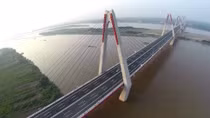 Đường nối cầu Nhật Tân và đường Thanh Niên đi ngoài đê