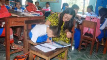 Cô giáo của cậu bé viết bằng chân