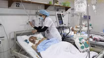 Chuyện xúc động về một cán bộ y tế 40 năm tận tụy không nhận phong bì của bệnh nhân