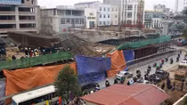 Sập hệ thống giàn giáo đường sắt đô thị giữa đường Nguyễn Trãi