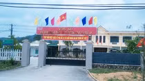Gà của người nghèo 'ở nhờ' nhà quan