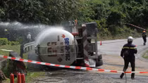 Hãi hùng xe đầu kéo 16 tấn chở gas bất ngờ lật ngang giữa đèo Hải Vân 