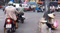 Vẫn còn nhiều người lang thang, ăn xin trên đường phố 