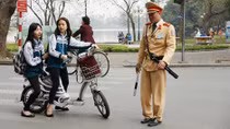 Lập chốt trước cổng trường xử phạt học sinh đầu trần đi xe máy