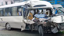 Đâm vào đuôi xe tải, 9 người trên xe khách bị thương