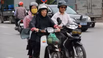 Người Hà Nội đón đợt không khí lạnh đầu mùa