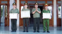 Khen thưởng nhiều tập thể, cá nhân thuộc Công an Kon Tum