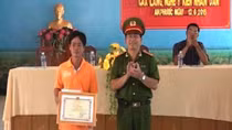 Khen thưởng người dân cào hến nhặt được súng mang nộp Công an