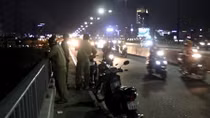 Đang tìm kiếm nam thanh niên dừng xe nhảy cầu Sài Gòn