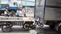 Tử vong sau khi lao xe lôi tự chế vào đuôi xe tải