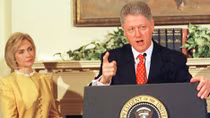Bà Hillary Clinton đối mặt với bê bối ái tình của chồng như thế nào?