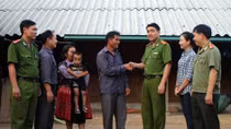 Khi già làng vận động đối tượng truy nã ra đầu thú