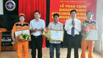 Tặng Bằng khen cho tập thể, cá nhân trong việc cứu nạn 34 ngư dân