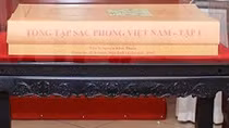 Tặng “Tổng tập sắc phong Việt Nam” cho Bảo tàng Quốc gia 