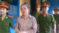 Nhập cảnh với 6 bánh heroin trong thùng mì