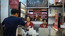 Thủng túi vì tay trót "nhúng" vàng