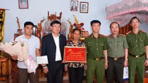 Cục Cảnh sát hình sự thăm hỏi thân nhân gia đình liệt sĩ CAND