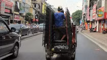 Xe tự chế chở hàng cồng kềnh: Vi phạm luật vẫn diễn ra công khai