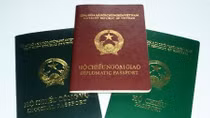 Sự lố bịch của những kẻ mượn thứ hạng hộ chiếu để miệt thị dân tộc