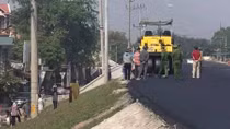 Đi bộ trên đường đang thi công, người đàn ông bị xe lu cán chết 