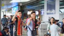 Nam vương Ngọc Tình tháp tùng Mai Tuấn Anh sang Australia thi Manhunt