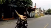 Đi xe máy không đội mũ bảo hiểm, tông trọng thương CSGT