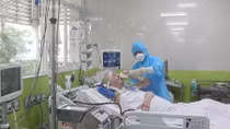  Bệnh nhân Phi công người Anh tỉnh táo, thực hiện các y lệnh của bác sỹ
