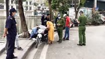 Vì sao phạt người dân ra đường với lý do không thiết yếu?