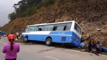 Xe khách mất thắng lao vào vách núi chở quá số người quy định