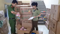  5,5 tấn bánh kẹo và đồ chơi không rõ nguồn gốc "vượt" biên giới