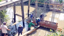 Những bô lão đi… xây cầu từ thiện