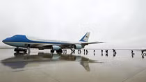 COVID-19 khiến dự án chuyên cơ Air Force One cũng... đội giá