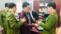 Khởi tố hiệu trưởng chiếm đoạt tiền bảo hiểm của giáo viên và học sinh