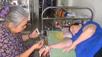 Bà “hiệp sĩ” cứu hộ giao thông đường 5