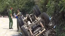 Ô tô đổ đèo bị lật, 3 người thương vong