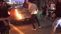 Đi bão ăn mừng, siêu xe Lamborghini bốc cháy