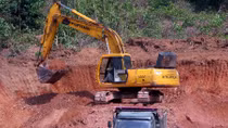 Khai thác trái phép hàng triệu mét khối đất nằm sát sân bay Nội Bài