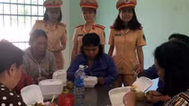 Phụ nữ CSGT nuôi “heo đất” để làm việc thiện