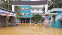 Mất điện nước, bệnh viện bị cô lập trong lũ mổ cứu 6 sản phụ